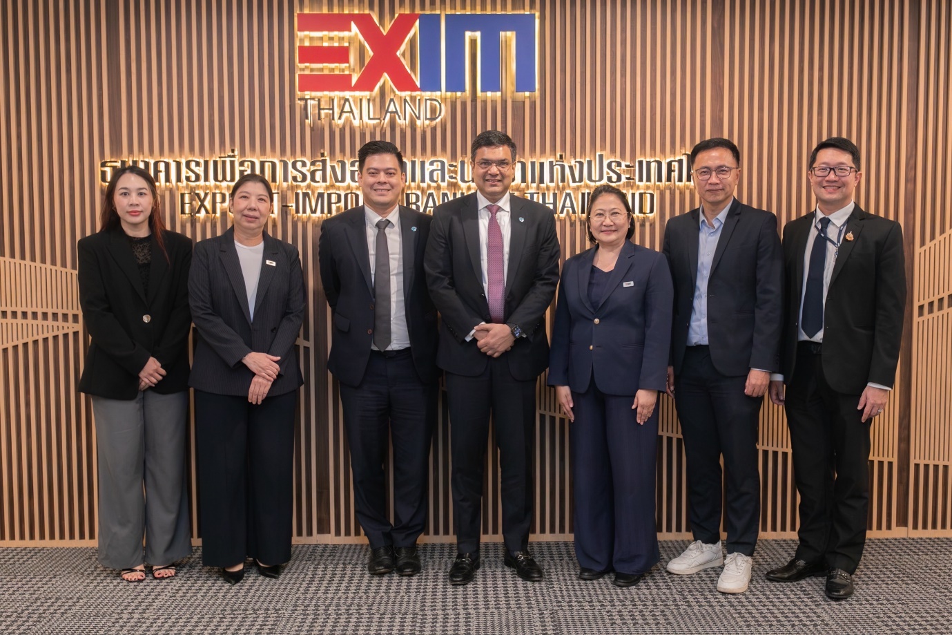 คณะผู้บริหาร EXIM BANK และ Barclays ร่วมถ่ายภาพที่ EXIM BANK สำนักงานใหญ่