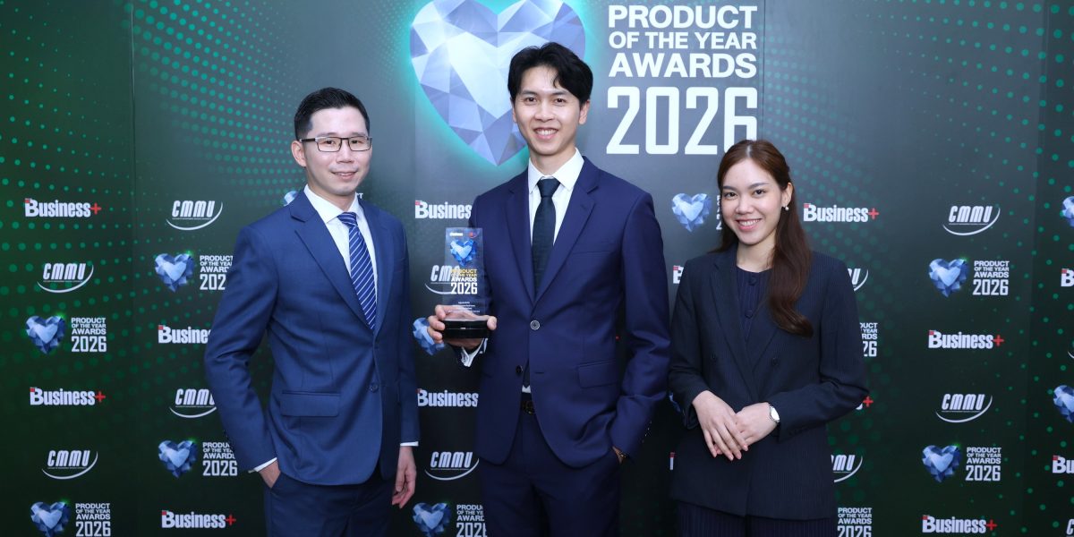 ผู้แทนกรุงเทพประกันชีวิตร่วมถ่ายภาพรับรางวัล Product of the Year Awards 2026