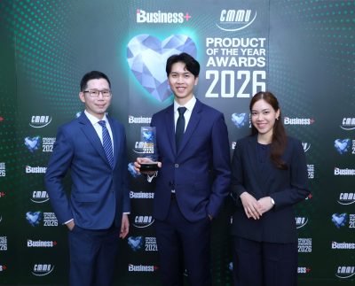 ผู้แทนกรุงเทพประกันชีวิตร่วมถ่ายภาพรับรางวัล Product of the Year Awards 2026