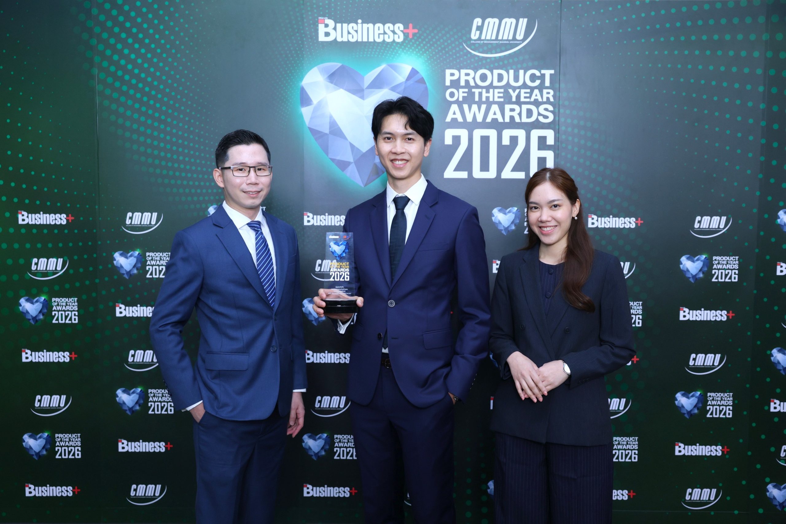 ผู้แทนกรุงเทพประกันชีวิตร่วมถ่ายภาพรับรางวัล Product of the Year Awards 2026