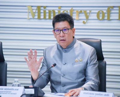 ดร.เอกนิติ นิติทัณฑ์ประภาศ รองนายกรัฐมนตรีและรัฐมนตรีว่าการกระทรวงการคลัง