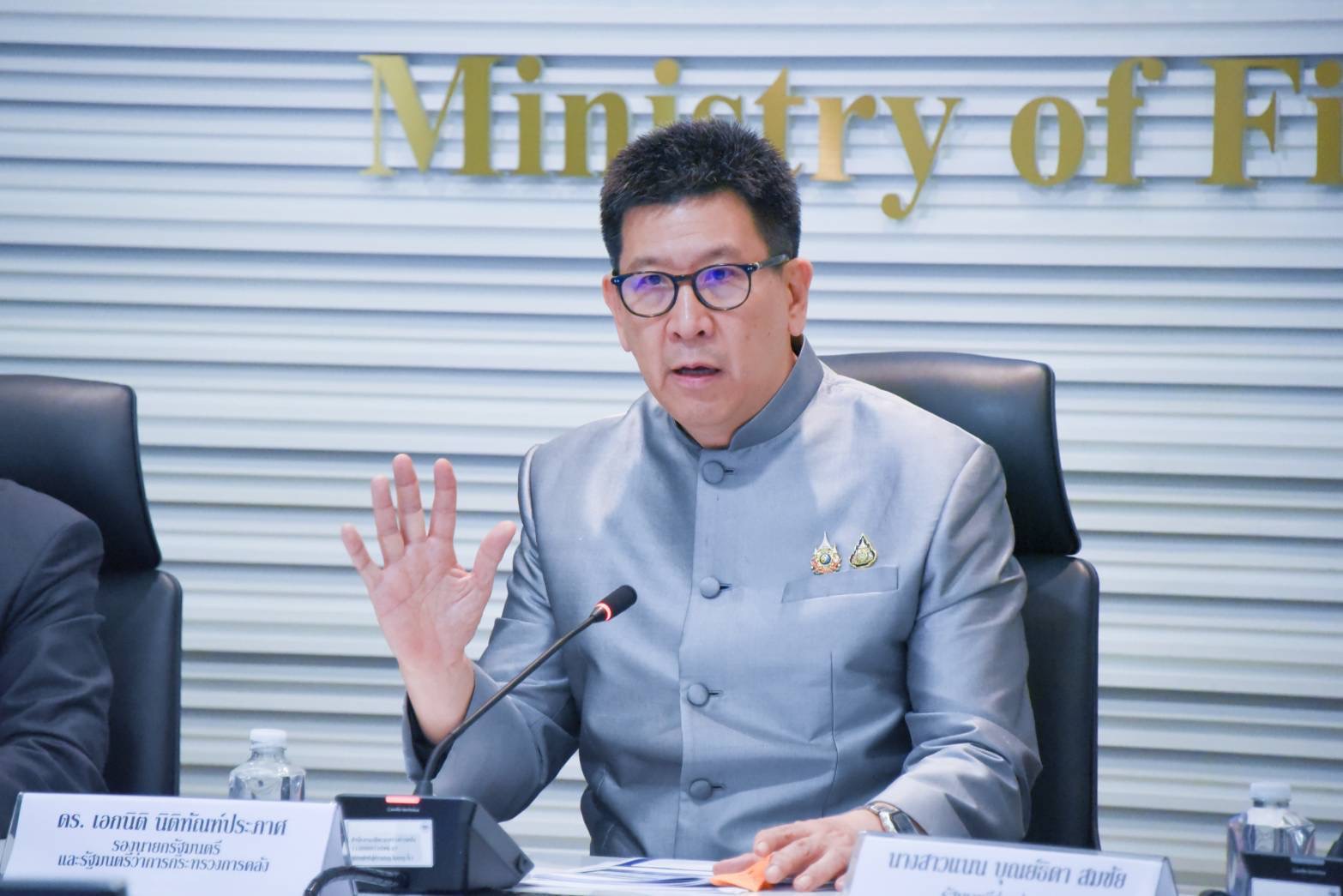 ดร.เอกนิติ นิติทัณฑ์ประภาศ รองนายกรัฐมนตรีและรัฐมนตรีว่าการกระทรวงการคลัง