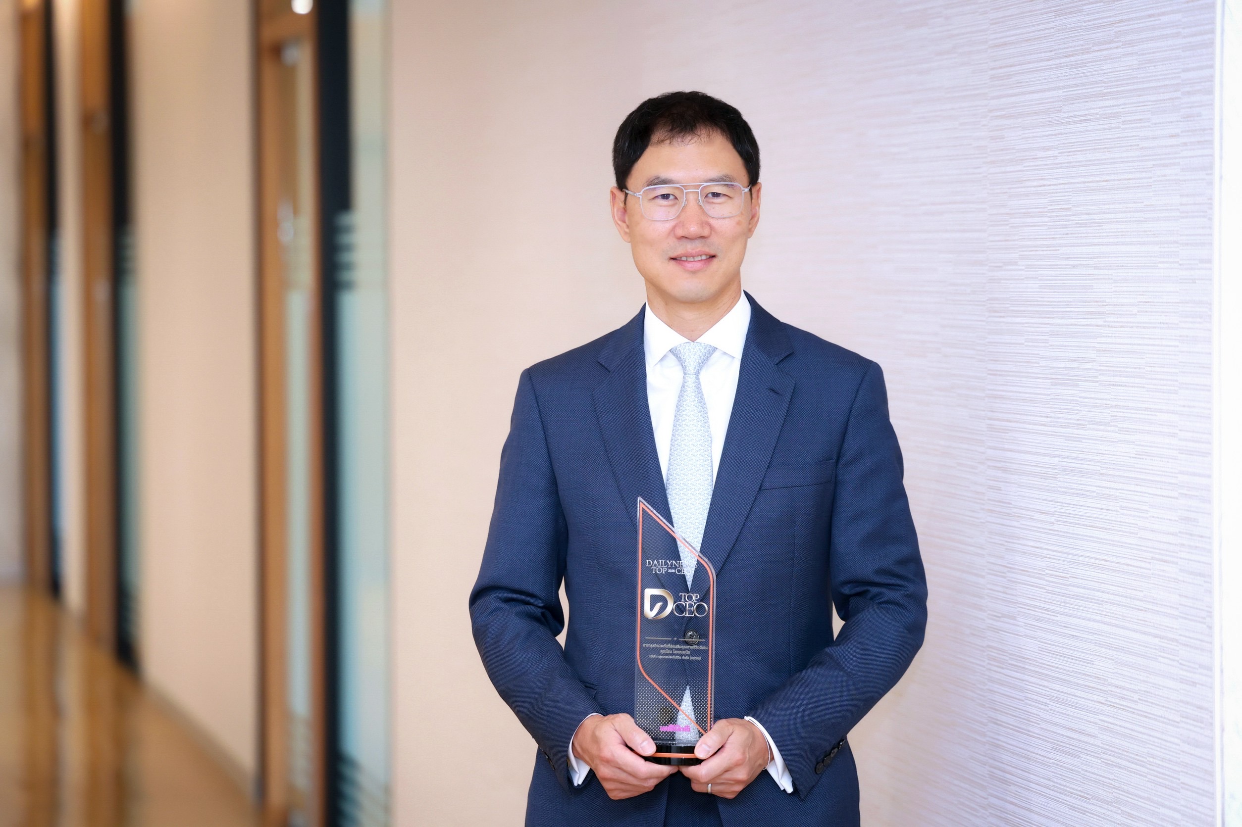 โชน โสภณพนิช ผู้บริหารกรุงเทพประกันชีวิต ถือรางวัล DAILYNEWS TOP CEO 2026